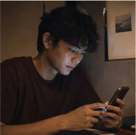 seseorang menatap ponsel sebelum mengirim pesan