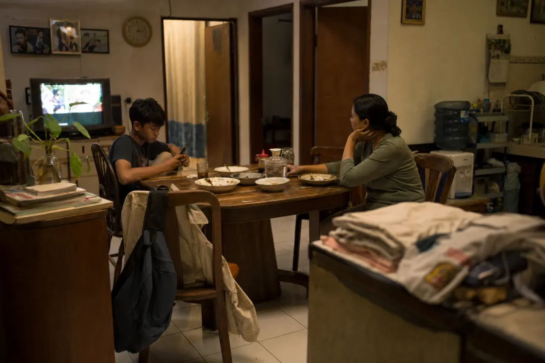 meja makan malam Indonesia dengan salah paham kecil yang tertahan